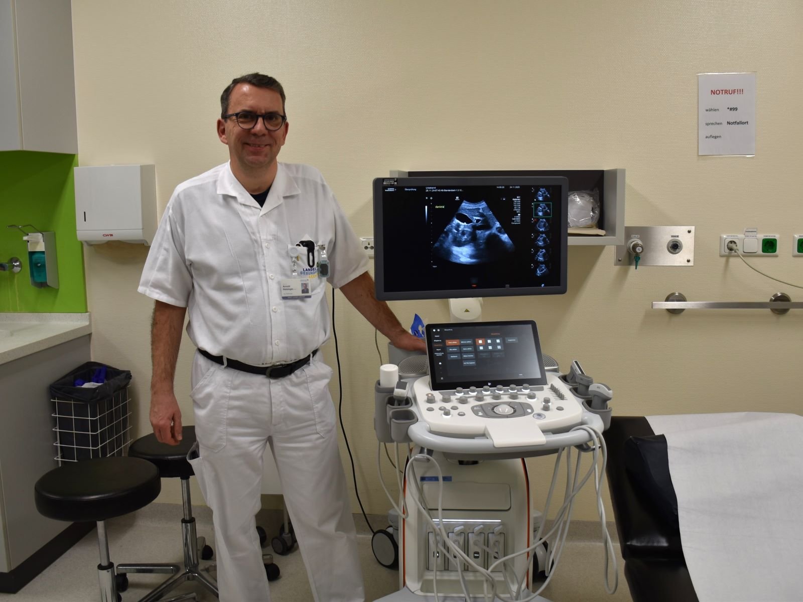 Abteilungsleiter Prim. Dr. Arnold Heisinger, MSc präsentiert das neue Ultraschallgerät