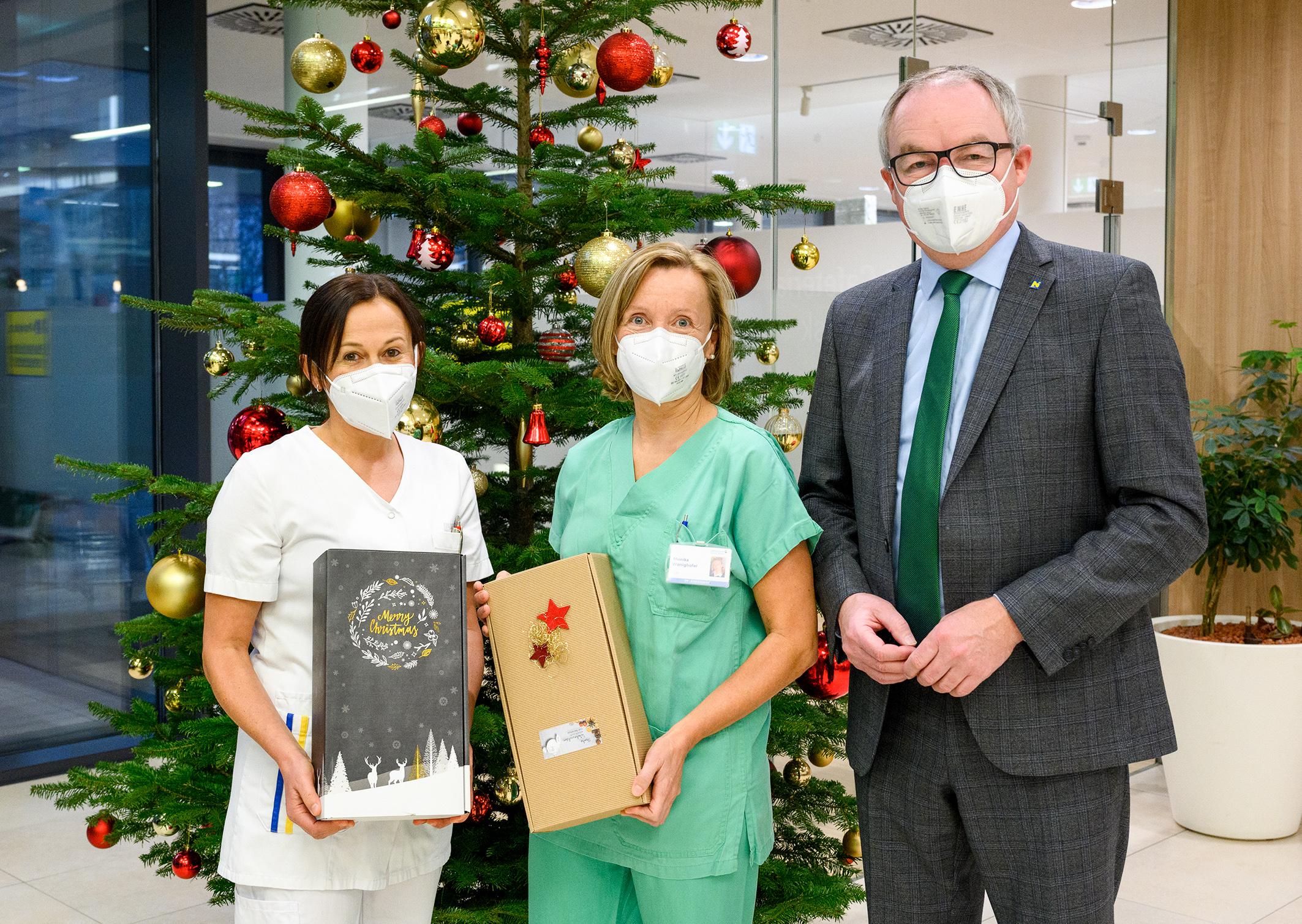 LH-Stellvertreter Pernkopf mit Bediensteten im Klinikum